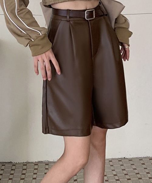 LYEON(リヨン)の「ベルト付きレザーハイウエストショートパンツ(その他パンツ・レディース・ブラック/ベージュ/ブラウン・FREE)」の2枚目の写真