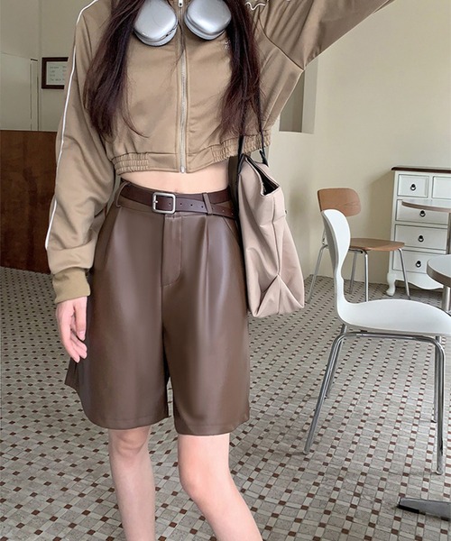LYEON(リヨン)の「ベルト付きレザーハイウエストショートパンツ(その他パンツ・レディース・ブラック/ベージュ/ブラウン・FREE)」の6枚目の写真