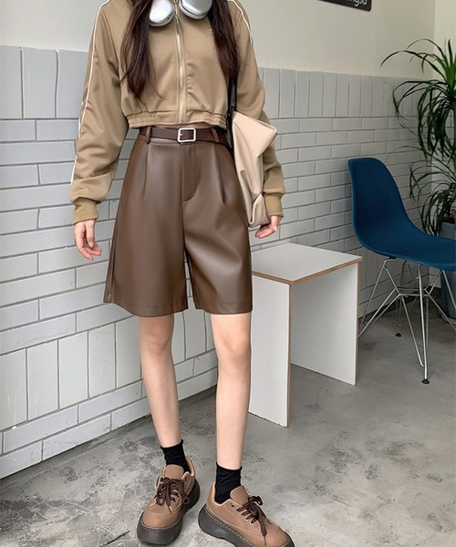 LYEON(リヨン)の「ベルト付きレザーハイウエストショートパンツ(その他パンツ・レディース・ブラック/ベージュ/ブラウン・FREE)」の10枚目の写真