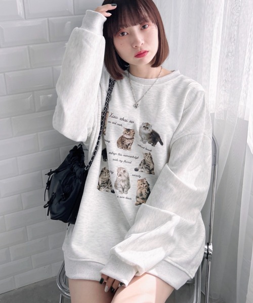 Loueme（ルエム）の「メニーキャットロゴプリントスウェットトップス（スウェット・レディース・グレー・M/XL）」の2枚目の写真