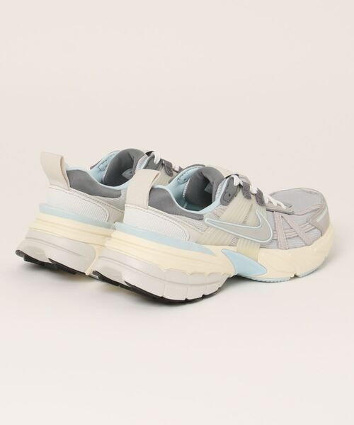 NIKE（ナイキ）の「NIKE WMNS V2K RUN FZ3596-072（スニーカー