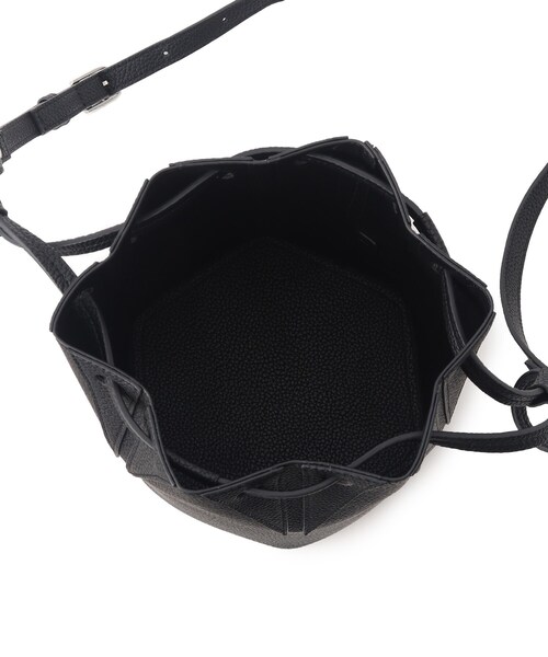 INDIVI（インディヴィ）の「◆【合皮／2WAY／ショルダー付き】シュリンクドロストバッグ（ショルダーバッグ・レディース・ブラック/オフホワイト・00）」の7枚目の写真