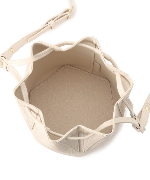 INDIVI（インディヴィ）の「◆【合皮／2WAY／ショルダー付き】シュリンクドロストバッグ（ショルダーバッグ・レディース・ブラック/オフホワイト・00）」の8枚目の写真