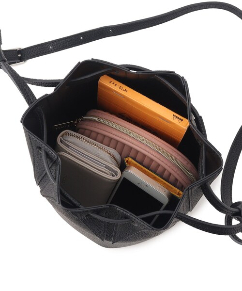 INDIVI（インディヴィ）の「◆【合皮／2WAY／ショルダー付き】シュリンクドロストバッグ（ショルダーバッグ・レディース・ブラック/オフホワイト・00）」の9枚目の写真