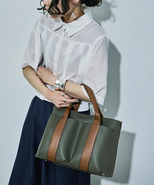 D.KELLY（ディーケリー）の「D.KELLY モダンバイカラーアウトポケット2WAYトートバッグ レディース バッグ（トートバッグ・レディース・モスグリーン/キャメル/モカ/ダークブルー/マスタード/オフホワイト/ローズ/ブラック/ライトピンク/グレイッシュベージュ/スカイブルー・ONE SIZE）」の5枚目の写真