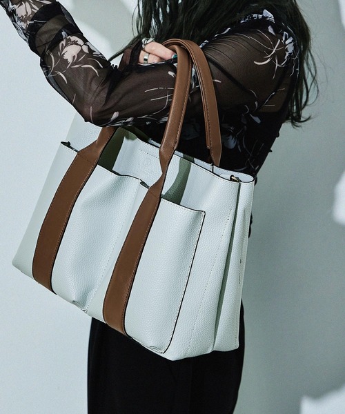 D.KELLY（ディーケリー）の「D.KELLY モダンバイカラーアウトポケット2WAYトートバッグ レディース バッグ（トートバッグ・レディース・モスグリーン/キャメル/モカ/ダークブルー/マスタード/オフホワイト/ローズ/ブラック/ライトピンク/グレイッシュベージュ/スカイブルー・ONE SIZE）」の6枚目の写真