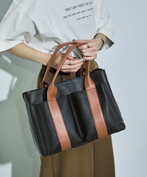 D.KELLY（ディーケリー）の「D.KELLY モダンバイカラーアウトポケット2WAYトートバッグ レディース バッグ（トートバッグ・レディース・モスグリーン/キャメル/モカ/ダークブルー/マスタード/オフホワイト/ローズ/ブラック/ライトピンク/グレイッシュベージュ/スカイブルー・ONE SIZE）」の16枚目の写真