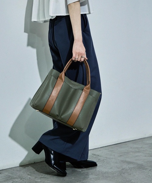 D.KELLY（ディーケリー）の「D.KELLY モダンバイカラーアウトポケット2WAYトートバッグ レディース バッグ（トートバッグ・レディース・モスグリーン/キャメル/モカ/ダークブルー/マスタード/オフホワイト/ローズ/ブラック/ライトピンク/グレイッシュベージュ/スカイブルー・ONE SIZE）」の13枚目の写真