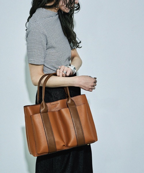 D.KELLY（ディーケリー）の「D.KELLY モダンバイカラーアウトポケット2WAYトートバッグ レディース バッグ（トートバッグ・レディース・モスグリーン/キャメル/モカ/ダークブルー/マスタード/オフホワイト/ローズ/ブラック/ライトピンク/グレイッシュベージュ/スカイブルー・ONE SIZE）」の22枚目の写真