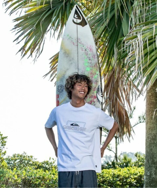 Quiksilver（クイックシルバー）の「LINE BY LINE ST/クイックシルバー半袖ロゴTシャツ（Tシャツ/カットソー・メンズ・グリーン/ホワイト/イエロー/チャコールグレー・LARGE/MEDIUM/X-LARGE/SMALL）」の2枚目の写真