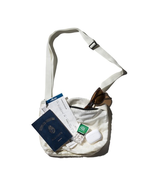 PUEBCO（プエブコ）の「VINTAGE HEAVY PARACHUTE SHOULDER POUCH（ショルダーバッグ・メンズ・ホワイト/オレンジ・ONE SIZE）」の2枚目の写真