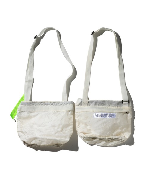 PUEBCO（プエブコ）の「VINTAGE HEAVY PARACHUTE SHOULDER POUCH（ショルダーバッグ・メンズ・ホワイト/オレンジ・ONE SIZE）」の3枚目の写真