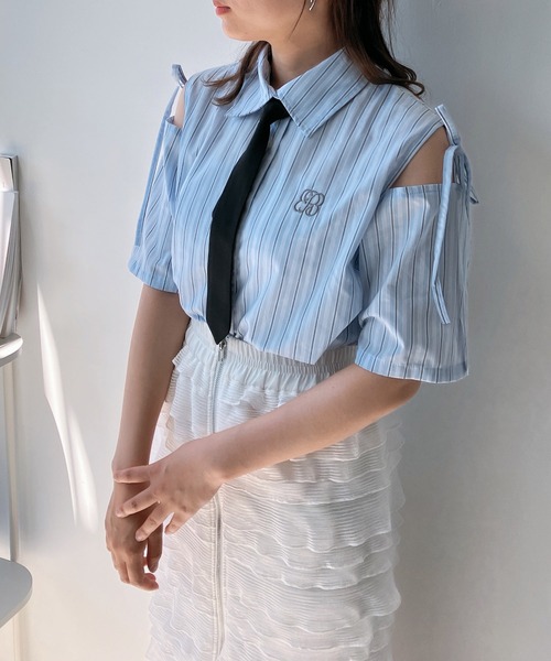 AS KNOW AS plus（アズノゥアズプラス）の「◎ネクタイ付き 肩スリット袖リボンショート丈シャツ（シャツ/ブラウス・レディース・オフホワイト/サックスブルー系/イエロー系・FREE）」の2枚目の写真