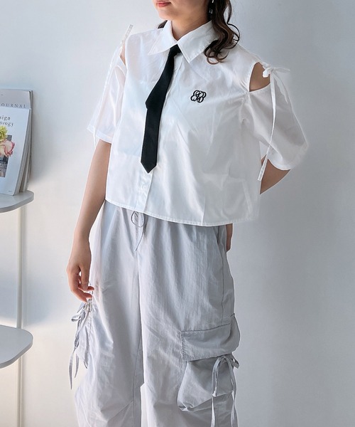 AS KNOW AS plus（アズノゥアズプラス）の「◎ネクタイ付き 肩スリット袖リボンショート丈シャツ（シャツ/ブラウス・レディース・オフホワイト/サックスブルー系/イエロー系・FREE）」の4枚目の写真