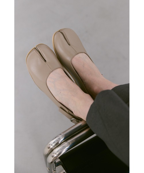 un/neu（アンノイ）の「バックベルト足袋シューズ / タビローファー / tabi shoes（パンプス・レディース・ブラック/ベージュ・SMALL/MEDIUM/LARGE）」の18枚目の写真