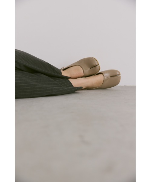 un/neu（アンノイ）の「バックベルト足袋シューズ / タビローファー / tabi shoes（パンプス・レディース・ブラック/ベージュ・SMALL/MEDIUM/LARGE）」の15枚目の写真