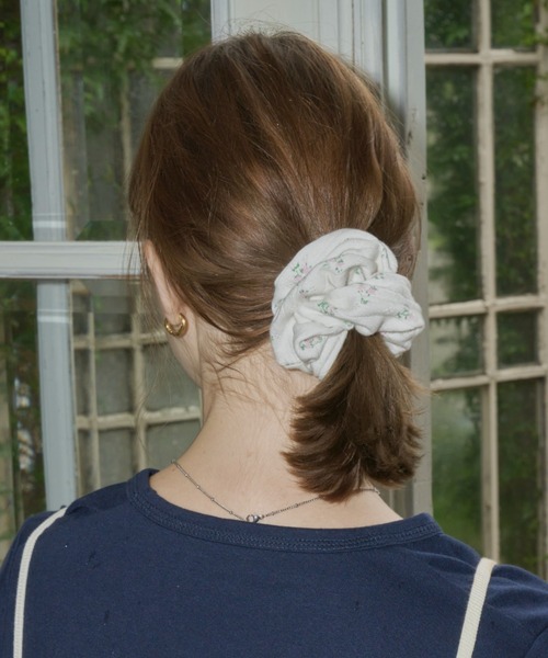 GIUNON（ジウノン）の「flower rib chouchou / 小花柄リブ編みシュシュ（シュシュ・レディース・グレー/ホワイト・FREE）」の3枚目の写真