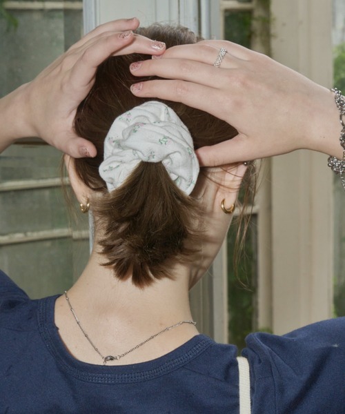 GIUNON（ジウノン）の「flower rib chouchou / 小花柄リブ編みシュシュ（シュシュ・レディース・グレー/ホワイト・FREE）」の9枚目の写真