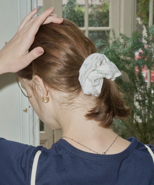 GIUNON（ジウノン）の「flower rib chouchou / 小花柄リブ編みシュシュ（シュシュ・レディース・グレー/ホワイト・FREE）」の18枚目の写真