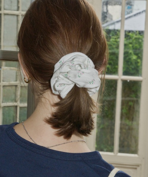 GIUNON（ジウノン）の「flower rib chouchou / 小花柄リブ編みシュシュ（シュシュ・レディース・グレー/ホワイト・FREE）」の19枚目の写真