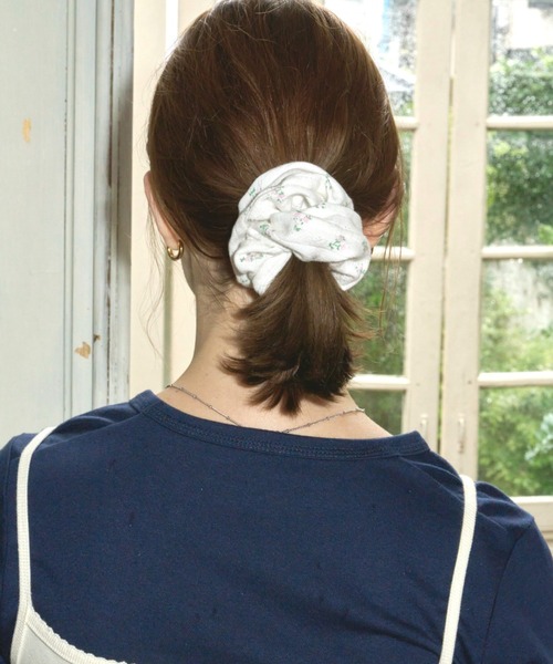 GIUNON（ジウノン）の「flower rib chouchou / 小花柄リブ編みシュシュ（シュシュ・レディース・グレー/ホワイト・FREE）」の16枚目の写真