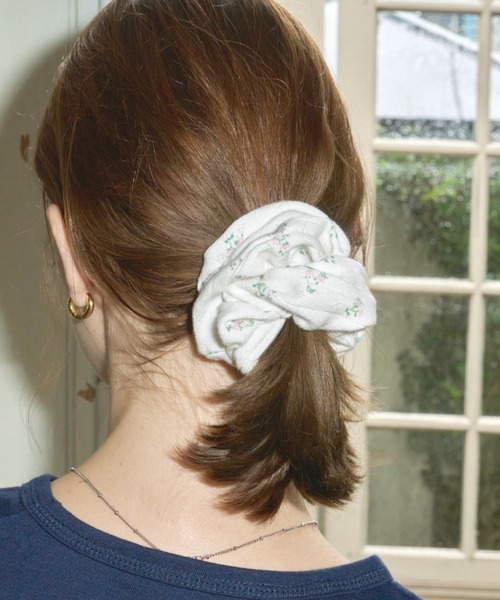 GIUNON（ジウノン）の「flower rib chouchou / 小花柄リブ編みシュシュ（シュシュ・レディース・グレー/ホワイト・FREE）」の17枚目の写真