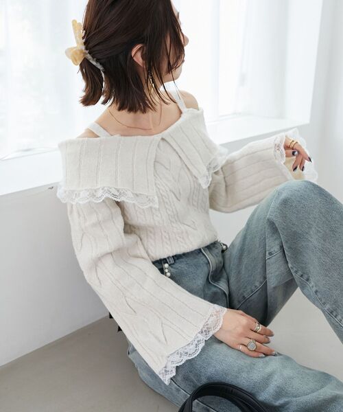 MAJESTIC LEGON（マジェスティックレゴン）の「レースリボンオフショルケーブルニット（ニット/セーター・レディース・グレー/チャコールグレー/アイボリー・MEDIUM）」の2枚目の写真