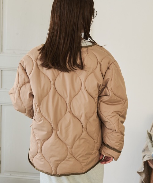 Crisp（クリスプ）の「カラーパイピングキルティングジャケット（ノーカラージャケット・レディース・ベージュ/カーキ・FREE）」の8枚目の写真