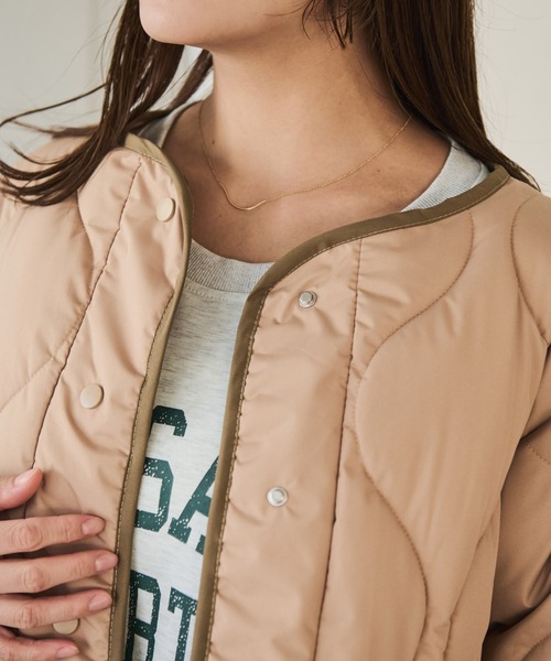 Crisp（クリスプ）の「カラーパイピングキルティングジャケット（ノーカラージャケット・レディース・ベージュ/カーキ・FREE）」の9枚目の写真