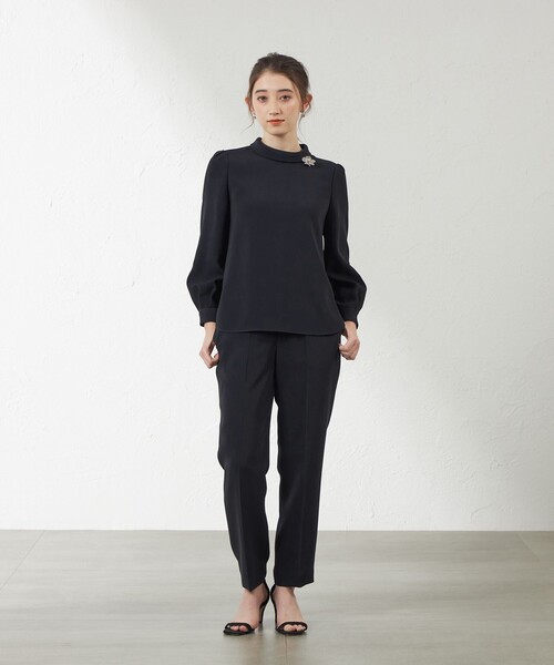 amaca（アマカ）の「トリアセテートコンパクトテーパードパンツ（その他パンツ・レディース・ベージュ/ダークネイビー・38/40）」の5枚目の写真