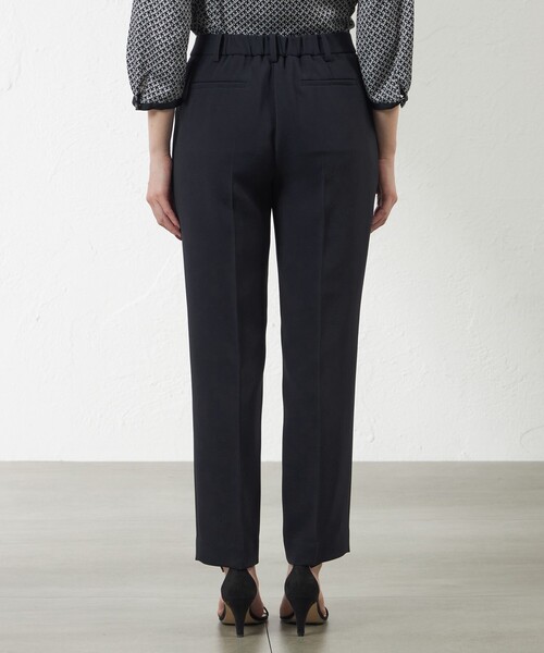 amaca（アマカ）の「トリアセテートコンパクトテーパードパンツ（その他パンツ・レディース・ベージュ/ダークネイビー・38/40）」の11枚目の写真