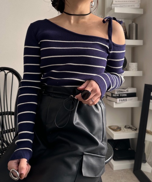 ULEULA(ウルア)の「肩リボンオフショルボーダーニット(ニット/セーター・レディース・アイボリー/ネイビー・FREE)」の2枚目の写真
