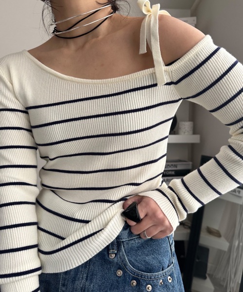 ULEULA(ウルア)の「肩リボンオフショルボーダーニット(ニット/セーター・レディース・アイボリー/ネイビー・FREE)」の1枚目の写真
