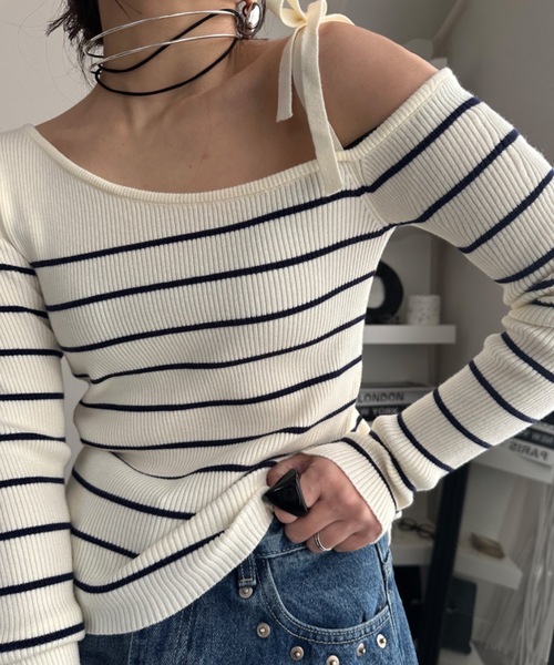 ULEULA(ウルア)の「肩リボンオフショルボーダーニット(ニット/セーター・レディース・アイボリー/ネイビー・FREE)」の4枚目の写真