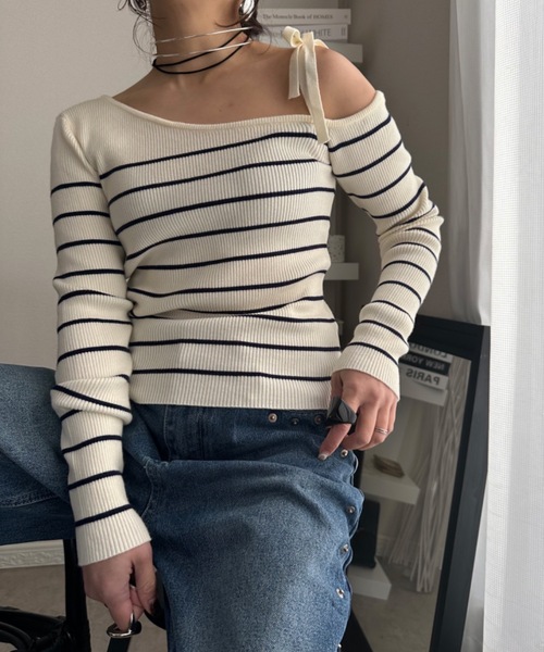 ULEULA(ウルア)の「肩リボンオフショルボーダーニット(ニット/セーター・レディース・アイボリー/ネイビー・FREE)」の5枚目の写真