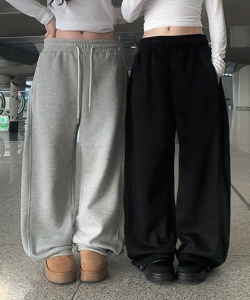 anyonemore(エニワンモア)の「裏起毛サイドタック裾ボタントレーニングパンツ(スウェットパンツ・レディース・ブラック/グレー・FREE)」の2枚目の写真