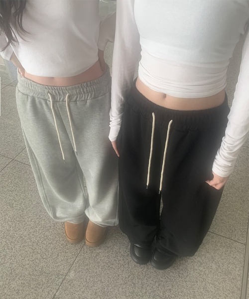 anyonemore(エニワンモア)の「裏起毛サイドタック裾ボタントレーニングパンツ(スウェットパンツ・レディース・ブラック/グレー・FREE)」の8枚目の写真