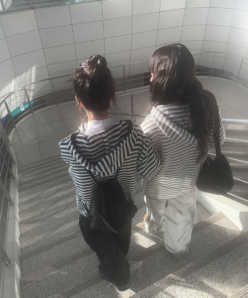anyonemore(エニワンモア)の「裏起毛サイドタック裾ボタントレーニングパンツ(スウェットパンツ・レディース・ブラック/グレー・FREE)」の4枚目の写真