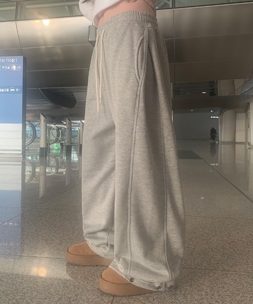 anyonemore(エニワンモア)の「裏起毛サイドタック裾ボタントレーニングパンツ(スウェットパンツ・レディース・ブラック/グレー・FREE)」の7枚目の写真