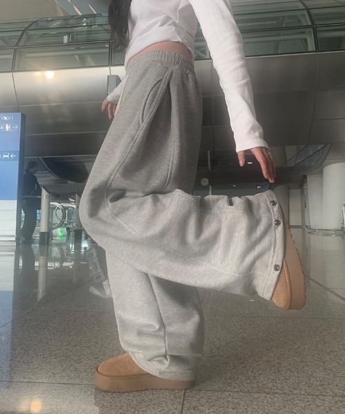 anyonemore(エニワンモア)の「裏起毛サイドタック裾ボタントレーニングパンツ(スウェットパンツ・レディース・ブラック/グレー・FREE)」の6枚目の写真