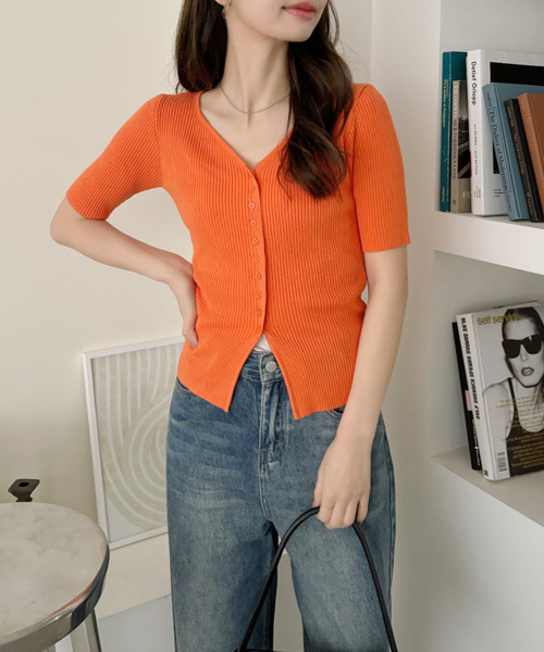Ada.（エイダ）の「メニーボタン Vネック コンパクト リブ トップス（Tシャツ/カットソー・レディース・オフホワイト/オレンジ/ネイビー・FREE）」の3枚目の写真
