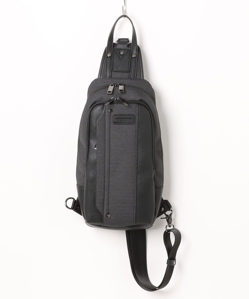 UNION STATION（ユニオンステーション）の「＜UNION STATION bu MEN'S BIGI＞フェイクレザーカジュアルボディーバッグ（ボディバッグ/ウエストポーチ・メンズ・ブラック/チャコールグレー・FREE）」の2枚目の写真