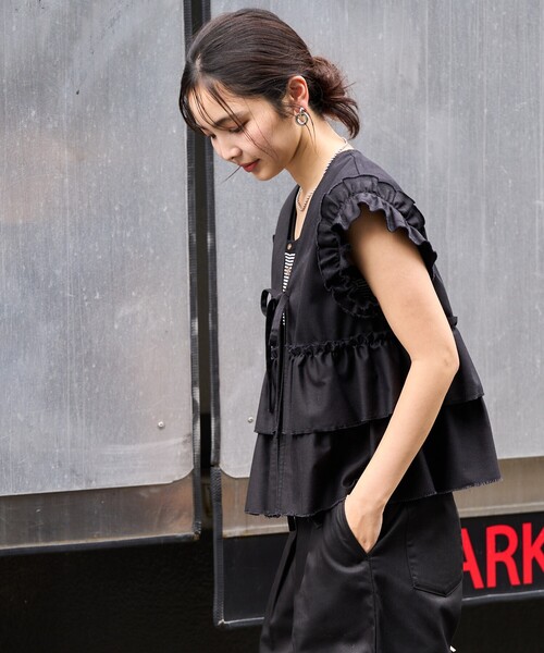 FREAK'S STORE(フリークスストア)の「RED KAP × FREAK'S STORE/レッドキャップ 別注 フリルベスト(ベスト・レディース・ブラック/ベージュ/サックスブルー・フリ-)」の4枚目の写真