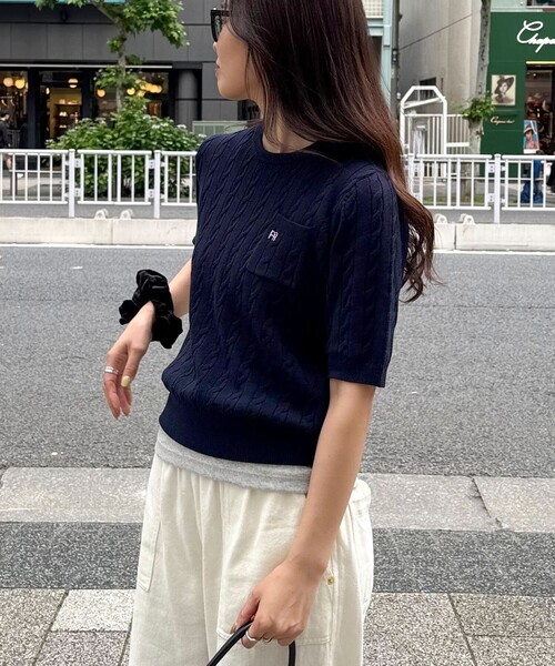 fredy emue(フレディエミュ)の「FR刺繍ケーブル柄ポケ付きプルオーバー(ニット/セーター・レディース・ベージュ/ネイビー/オフホワイト/イエロー/ブルー/ブラウン/レッド・38)」の1枚目の写真