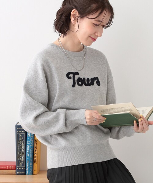 SHOO・LA・RUE(シューラルー)の「【洗える/S-LL/ちくちくしにくい】大人のための ロゴ入りスウェットライクニット(ニット/セーター・レディース・アイボリー/ライトグレー/ネイビー/ベージュ・01/02/03/04)」の1枚目の写真