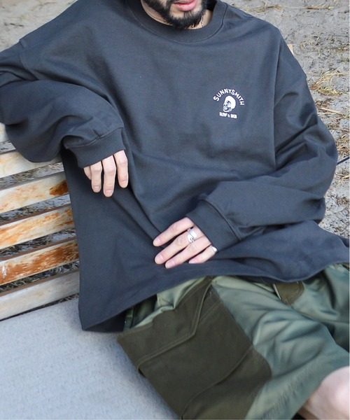 Sunny Smith(サニースミス)の「【SUNNY SMITH】Smith Signature ワンポイント刺繍ロングスリーブTシャツ(CP)(Tシャツ/カットソー・メンズ・スモーク/ホワイト・L/M)」の5枚目の写真
