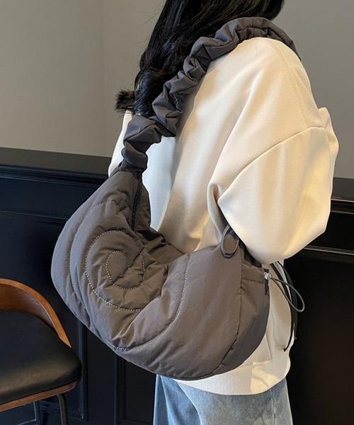 ROOPTOKYO（ループトウキョウ）の「Gathered Nylon Shoulder Bag / ギャザーナイロンショルダーバッグ（ショルダーバッグ・レディース・レッド/ブラック/ホワイト/グレー・FREE）」の2枚目の写真