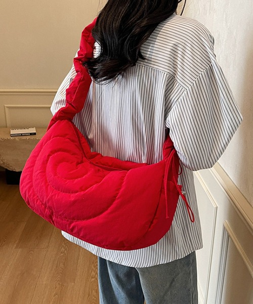 ROOPTOKYO（ループトウキョウ）の「Gathered Nylon Shoulder Bag / ギャザーナイロンショルダーバッグ（ショルダーバッグ・レディース・レッド/ブラック/ホワイト/グレー・FREE）」の4枚目の写真