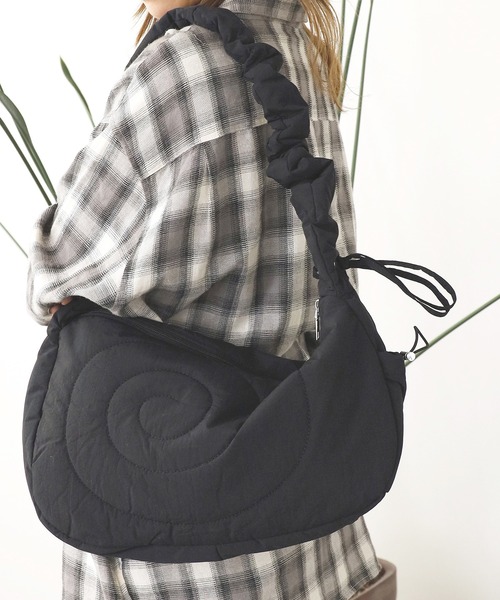 ROOPTOKYO（ループトウキョウ）の「Gathered Nylon Shoulder Bag / ギャザーナイロンショルダーバッグ（ショルダーバッグ・レディース・レッド/ブラック/ホワイト/グレー・FREE）」の3枚目の写真