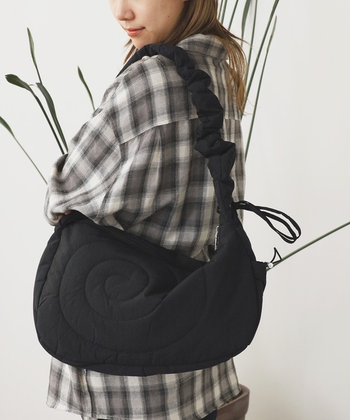 ROOPTOKYO（ループトウキョウ）の「Gathered Nylon Shoulder Bag / ギャザーナイロンショルダーバッグ（ショルダーバッグ・レディース・レッド/ブラック/ホワイト/グレー・FREE）」の7枚目の写真